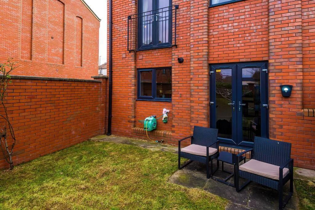 Stylish Townhouse Chester City Centre With Parking Exteriör bild